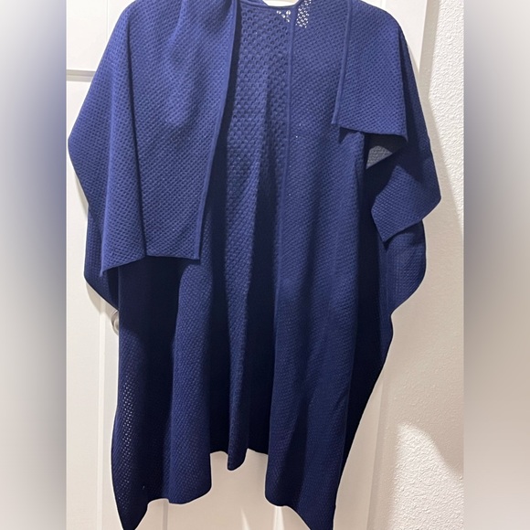 LULULEMON PRE-LOVED AUTHENTIC REVERSIBLE BLUE & BLACK SOFT COZY DESIGN WRAP - Picture 4 of 17